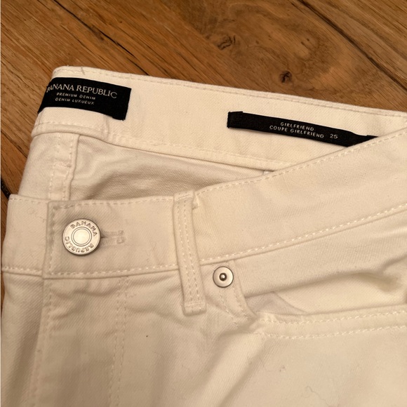 Banana Republic. Size 25. NWOT. White, girlfriend cut fold up, raw hem jeans. - Picture 2 of 8